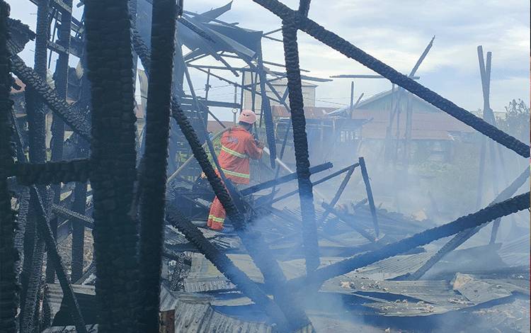 Sebuah Rumah dan Barak Lima Pintu Terbakar di Jalan Mendawai