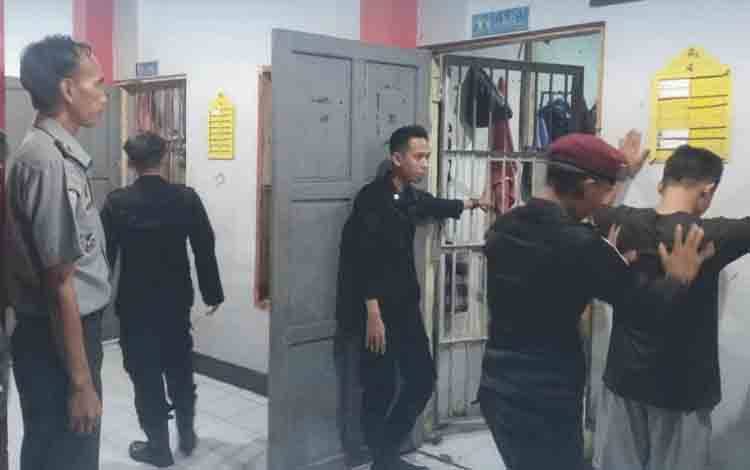 Deteksi Dini, Kepala Rutan Kapuas Pimpin Razia Kamar Hunian WBP