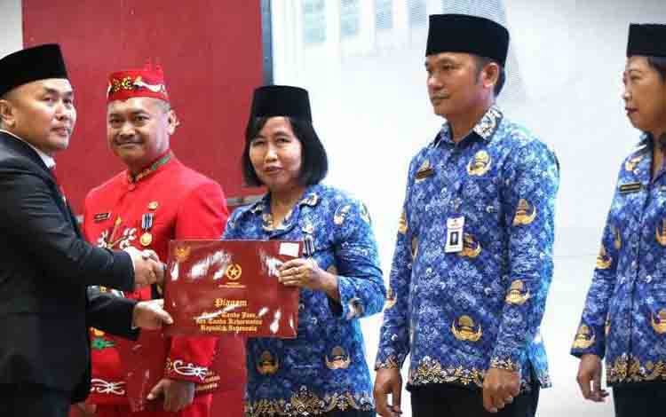 Pemerintah Anugerahi Tanda Kehormatan Satyalancana Karya Satya 185 Pegawai Kalteng  ?