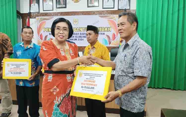 Pemkab Gunung Mas Bagikan Dana Hibah ke Puluhan Rumah Ibadah