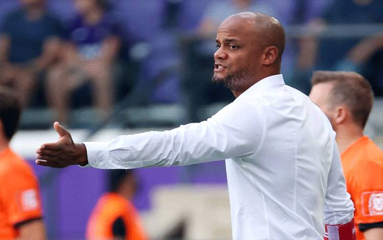 Rummenigge Sebut Kompany Sebentar Lagi Bergabung dengan Bayern