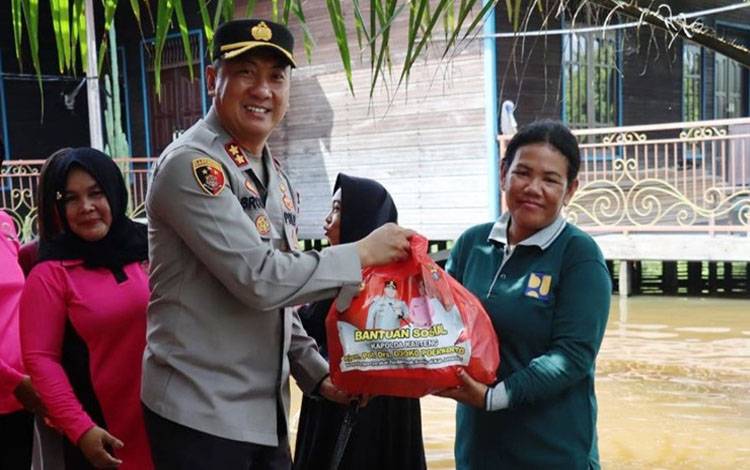 Kapolres Salurkan Bantuan kepada Warga Terdampak Banjir