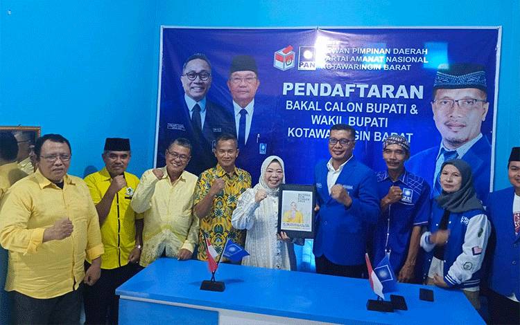 Siap Kembali Pimpin Kobar, Hj Nurhidayah Kembalikan Formulir Pencalonan Bupati ke Dua Parpol ini
