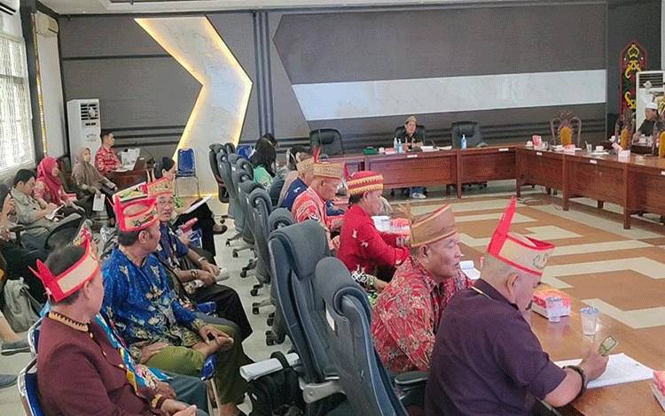 Pansus II DPRD Kapuas Bahas Raperda MHA Dengan Damang