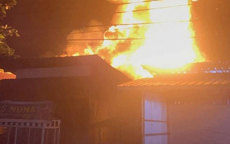 Kebakaran Hanguskan 2 Rumah dan Toko di Jalan Teratai Kapuas