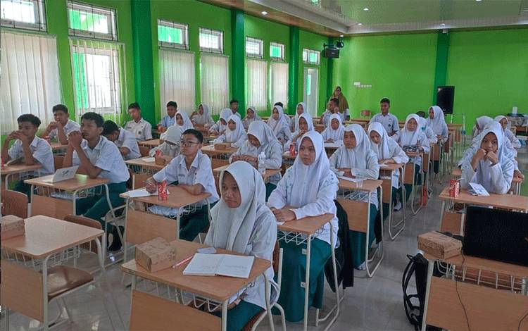 Siswa MAN Kota Palangka Raya Ikuti Krida Duta Bahasa bagi Aktivis Sekolah