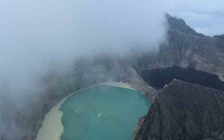 Badan Geologi: Ada Endapan Belerang di Danau Kawah Gunung Kelimutu