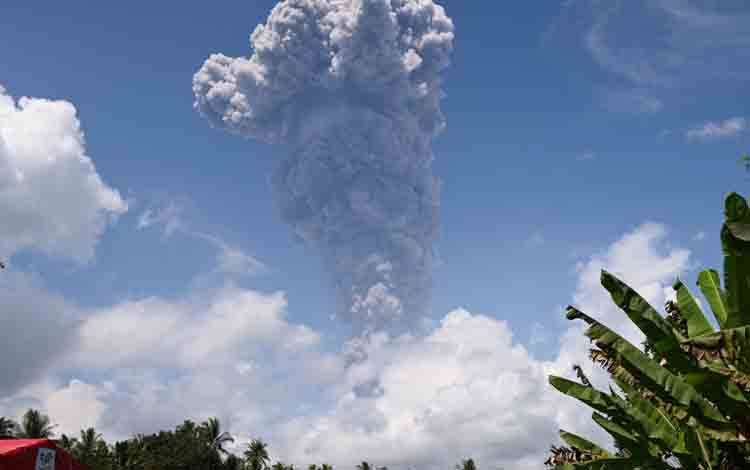 Gunung Ibu Erupsi Semburkan Abu Setinggi Lima Kilometer