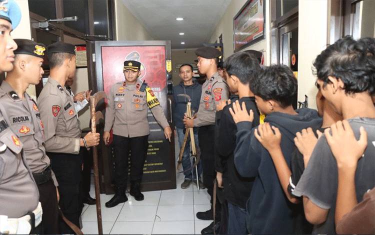 Polisi Gagalkan Tawuran Kelompok Pemuda Bersenjata Tajam