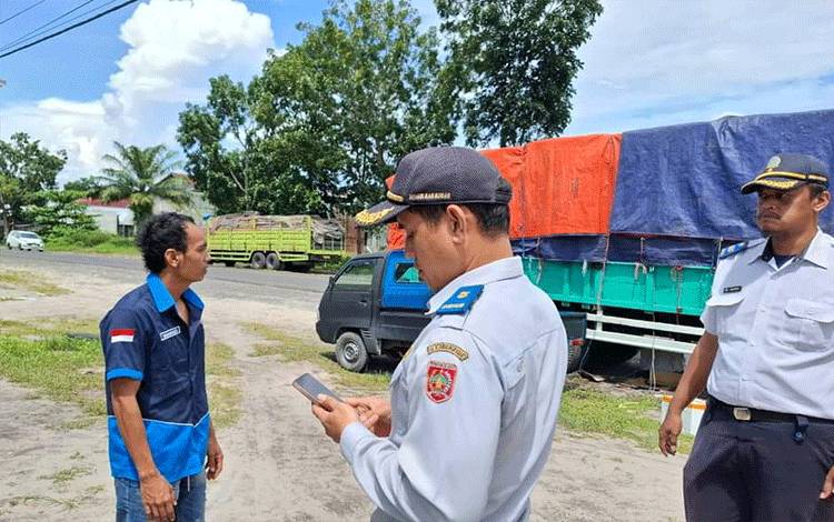 Dishub Kobar Gencarkan Pengawasan Aktifivas Truk Bongkar Muat di Tepi Jalan