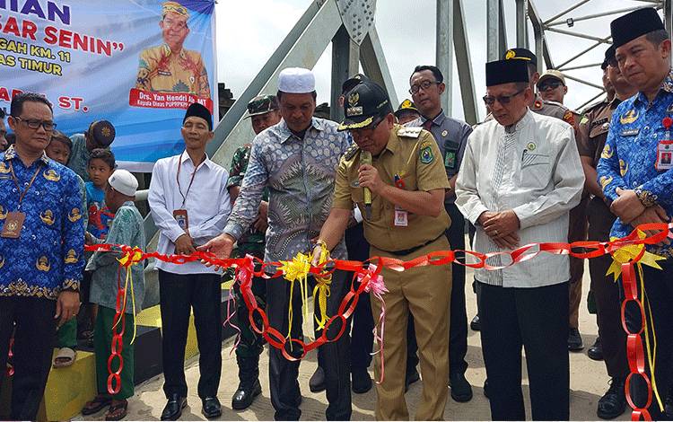 Pj Bupati Kapuas Resmikan Jembatan Pasar Senin Anjir Serapat Tengah KM 11