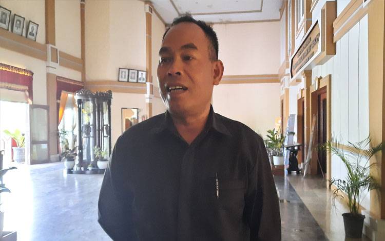 Dewan Kobar Minta Dinas Tindak Truk Fuso Bongkar Muat di Pinggir Jalan