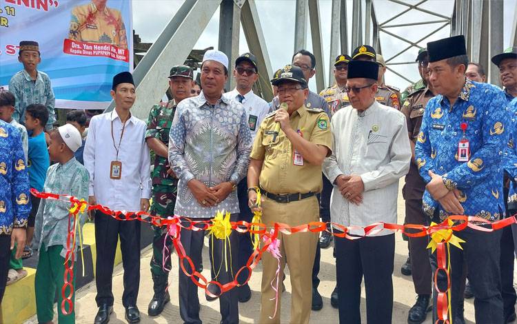 Anggota DPRD Kapuas Ini Hadiri Peresmian Jembatan Pasar Senin Anjir KM 11