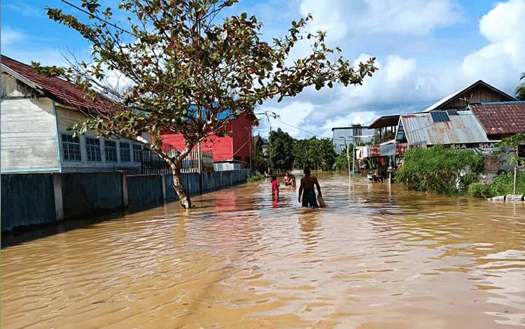 Curah Hujan Tinggi, Desa Tumbang Langkai Seruyan Dilanda Banjir