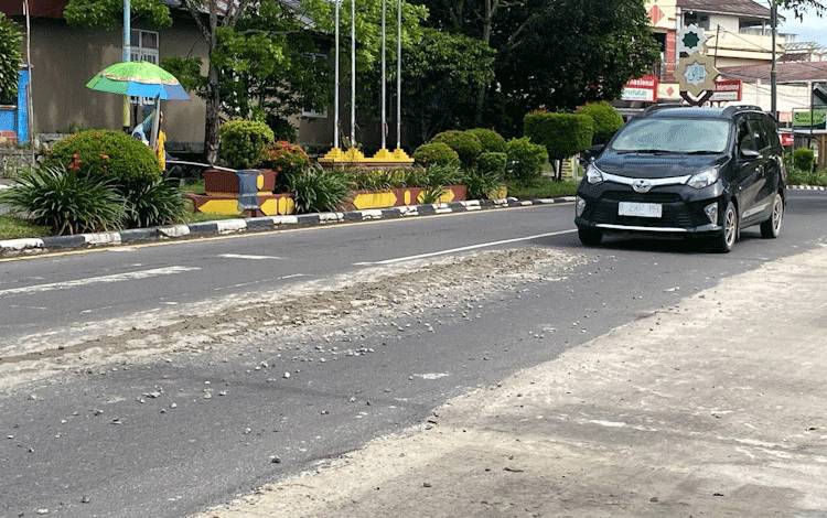 Tumpahan Cor-Coran Semen Dari Truk Masih Sering Kotori Jalan Pangkalan Bun