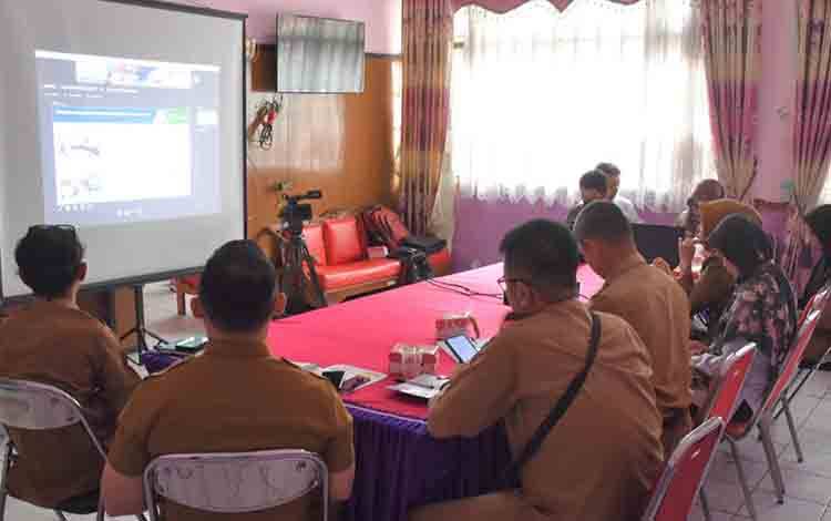 Asisten II Setda Kapuas Ikuti Rakor Pengendalian Inflasi Secara Virtual