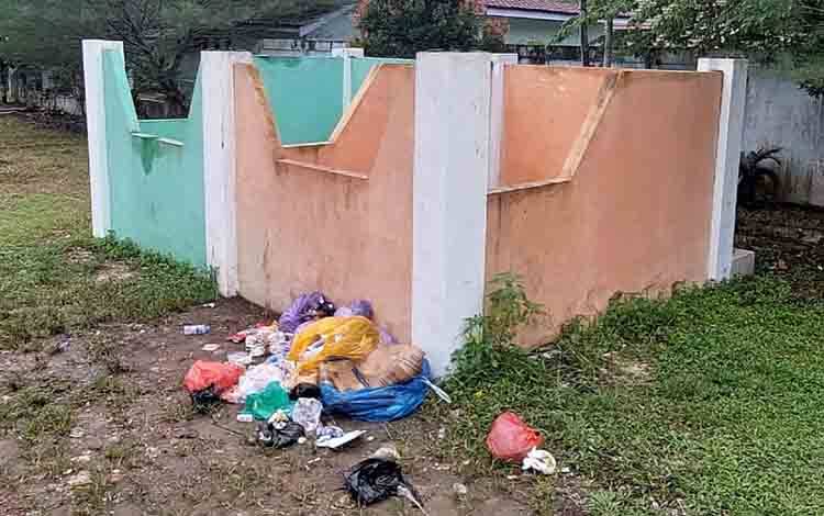 Kepala DLH Barito Timur Gusar, Baru Dibersihkan, Ada yang Kembali Buang Sampah di Luar TPS