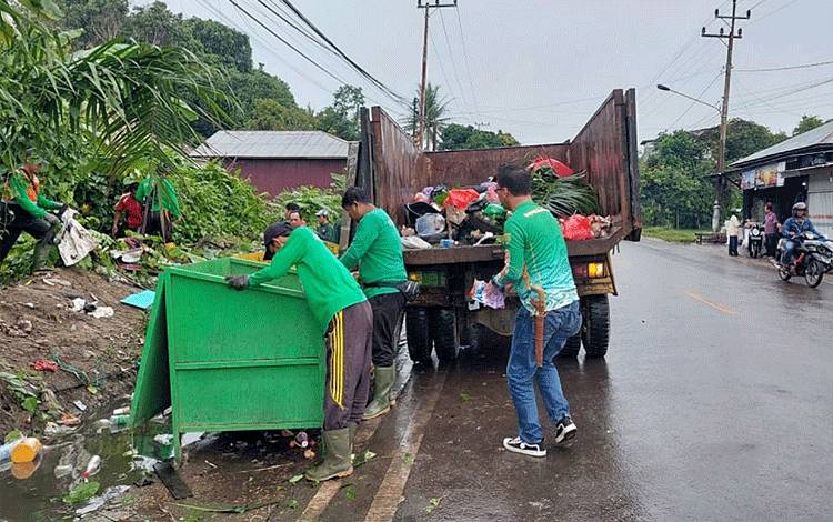 DLH Barito Timur Pungut Sampah yang Dibuang Sembarang di Pasar Tamiang Layang dan Sulung