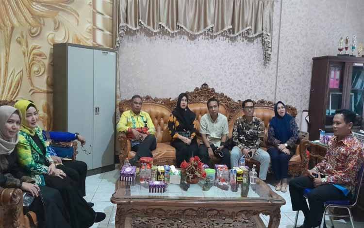 Sekretariat DPRD Kapuas Terima Kunjungan Kerja Anggota DPRD Kotabaru