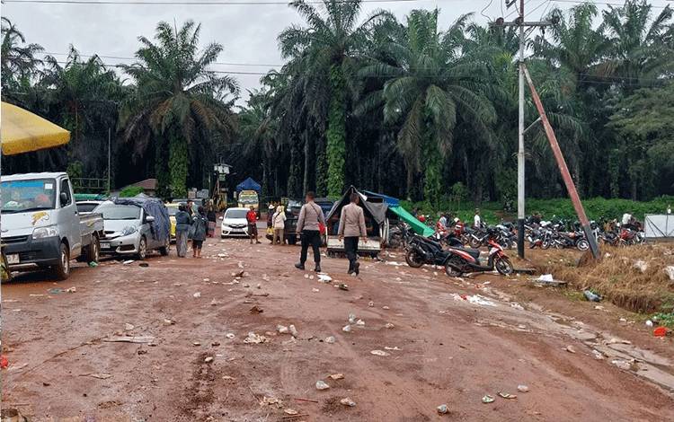 Tuntutan Tidak Kunjungi Dipenuhi, Warga Desa Selunuk masih Bertahan di?PT Binasawit Abadi Pratama