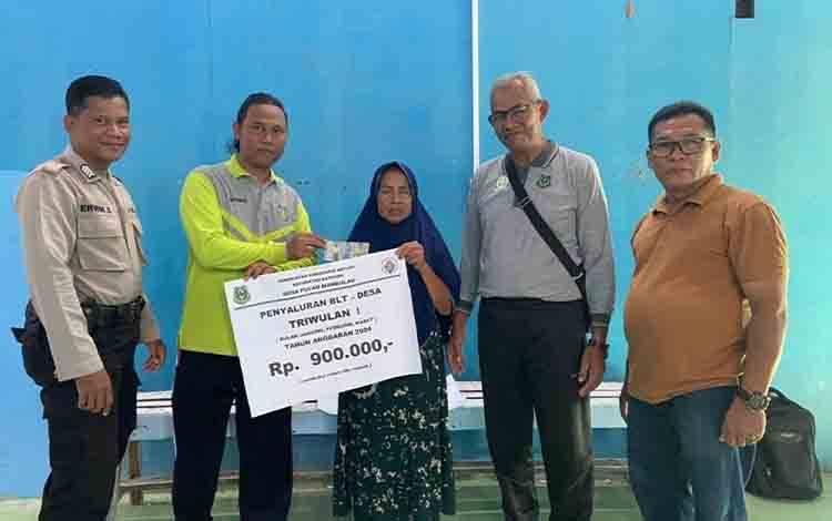 Warga Desa Pulau Mambulau Terima BLT Dana Desa