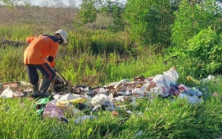 BPK Pandawa Kalampangan Pungut Sampah Liar di Jalan Bereng Bengkel?