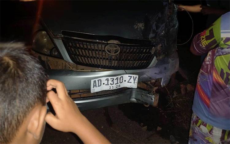 Toyota Hilux Vs Innova Terlibat Kecelakaan di Km 27 Pangkalan Bun-Kotawaringin Lama