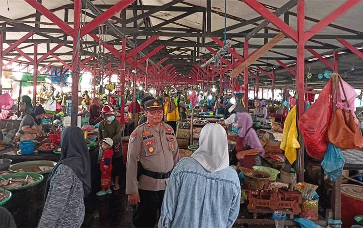 Cegah Kriminalitas, Personel Polres Seruyan Patroli Pasar