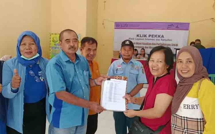 Dukcapil Palangka Raya Serahkan 36 KK untuk Korban Kebakaran di Flamboyan