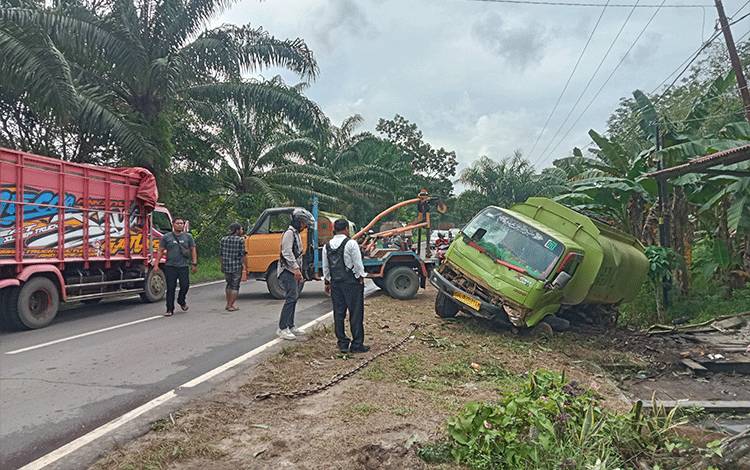 Truk CPO Hantam Rumah Warga di Sampit Akibat Sopir Mengantuk