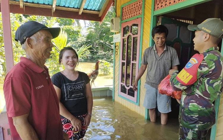 Kodim 1019 Katingan Salurkan Bantuan Bahan Pangan untuk Korban Banjir Desa Telok
