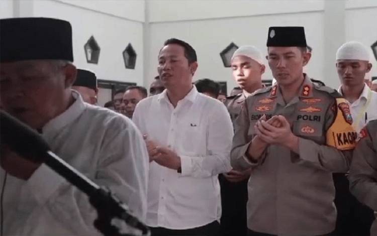 Polisi Jombang Gelar Shalat Gaib untuk Briptu Rian yang Tewas Dibakar Istri