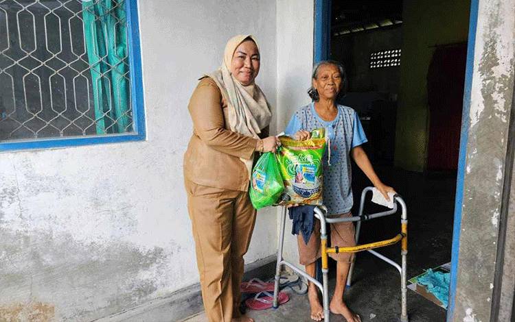 Lurah Panarung Salurkan Bantuan Sembako Kepada Lansia