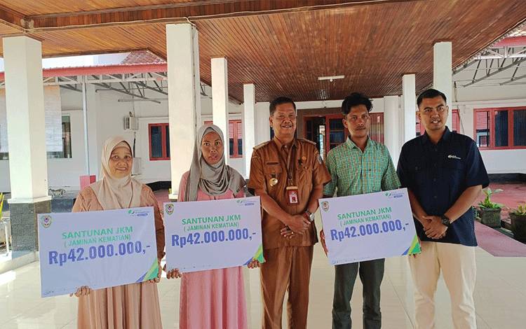 Pj Bupati Seruyan Serahkan Santunan JKM kepada Ahli Waris