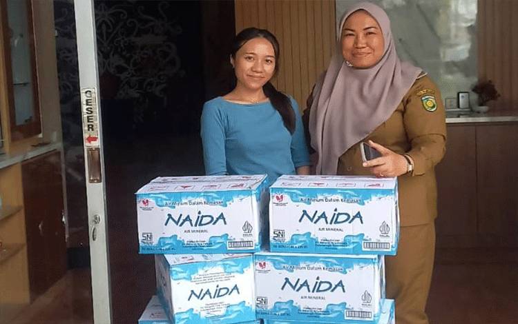 Lurah Panarung Gelar Aksi Sosial Membagikan Air Mineral