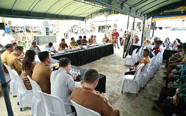 Pj Bupati Ngobrol Santai Bersama Masyarakat di Palingkau Lama
