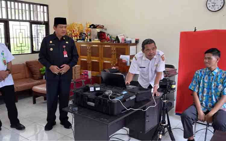 Pj Bupati Kobar Tinjau Layanan Jemput Bola Adminduk di SLB N 1 Pangkalan Bun