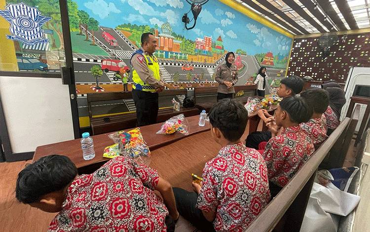 Satuan Lalu Lintas Polres Seruyan Terima Kunjungan Siswa SD Negeri 1 Kuala Pembuang II