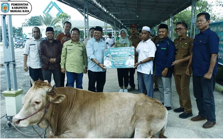 Pemprov Kalteng Gelar Pasar Murah dan Serahkan Hewan Kurban ke Murung Raya