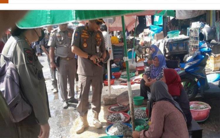 Satpol PP Palangka Raya Tertibakan PKL di Pasar Besar