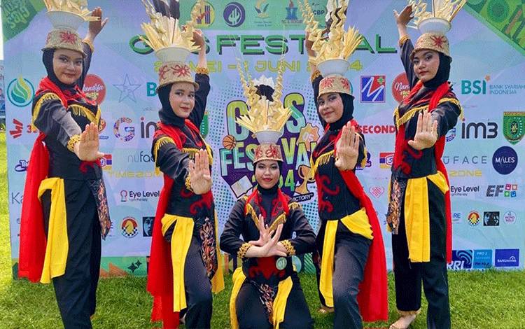 Grup Tari MTsN 1 Kapuas Raih Juara II di Ajang Festival GIBS