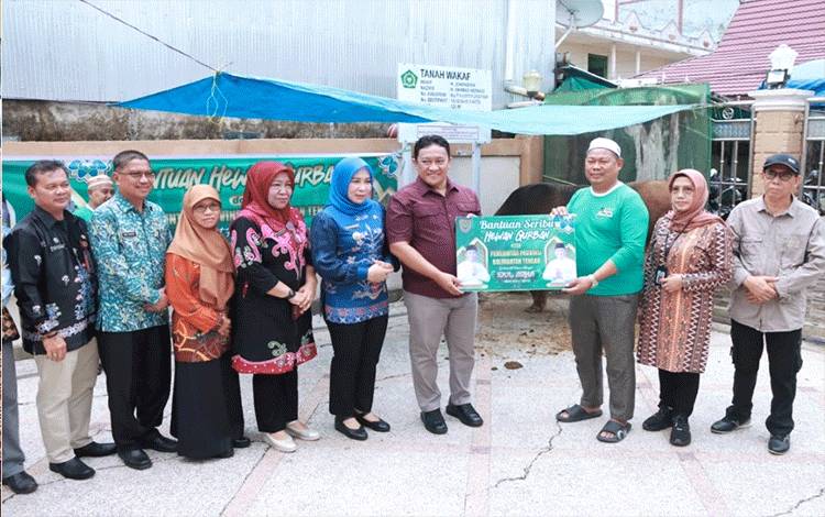 Kunjungi Pasar Patanak, Wagub Kalteng Serahkan Sapi Kurban