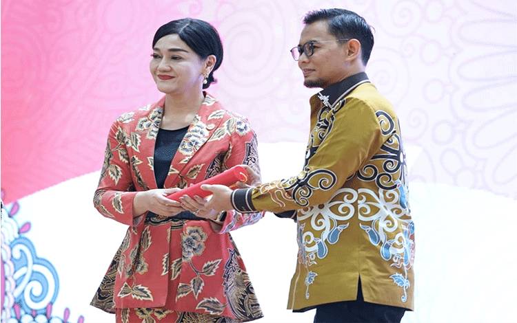 Primandanu Febriyan Aziz Dikukuhkan Sebagai Kepala OJK Kalteng Gantikan Otto Fitriandy