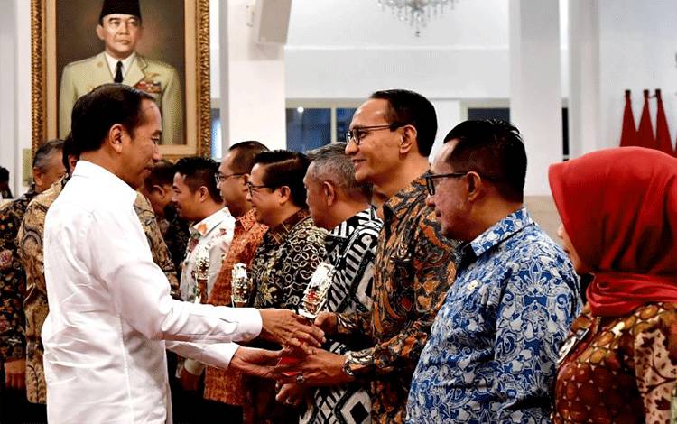 Presiden Serahkan Penghargaan Kepada 15 TPID