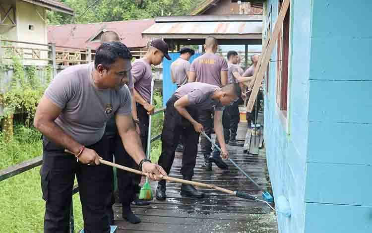Polres Barito Timur Adakan Bakti Religi Bersihkan Rumah Ibadah di Desa Dayu