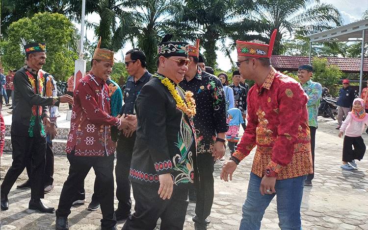 Bupati Kotim Ingatkan Perbaikan Jalan Menuju Kantor Kecamatan Seranau