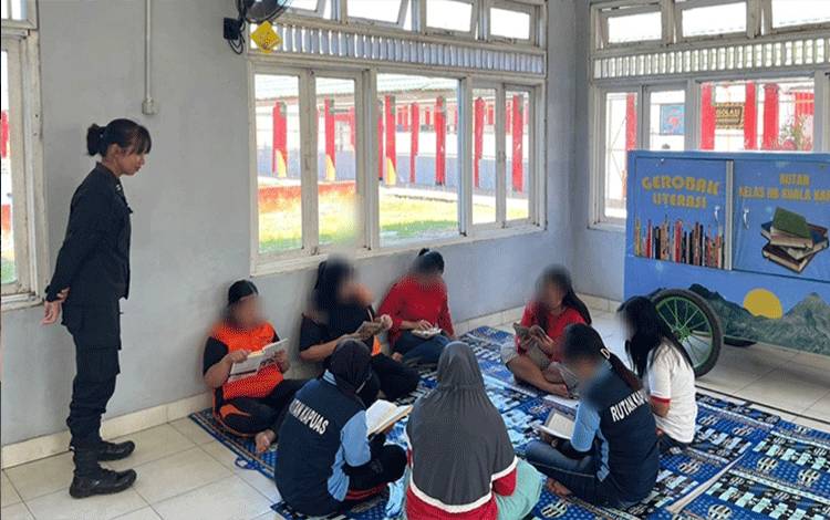 Gerobak Literasi Diperkenalkan kepada WBP Rutan Kapuas?
