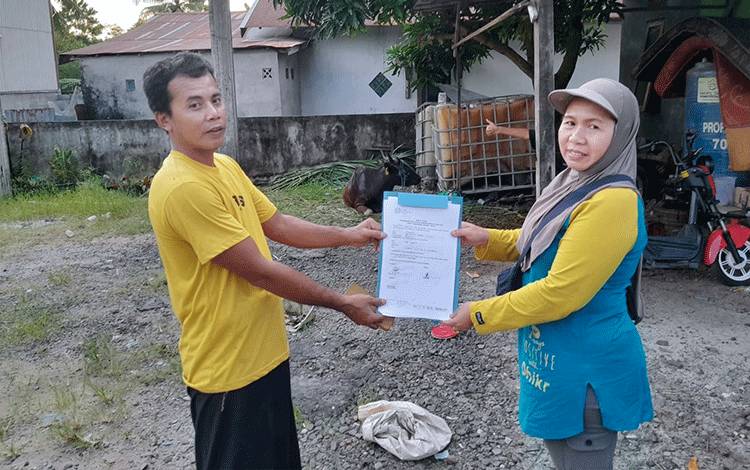 Satu Ekor Sapi Kurban dari CBI Group Diberikan pada Tuti Dau