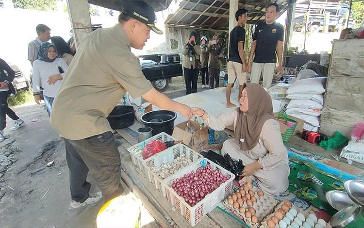 Pj Bupati Barito Selatan Sidak Pantau Harga Bahan Pokok di Pasar Tabak Kanilan