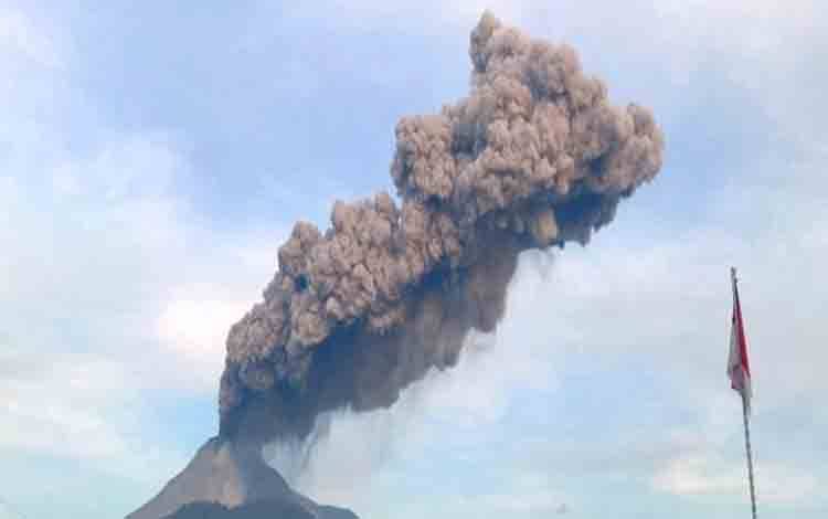 Gunung Lewotobi Laki-laki di Flores Timur Erupsi Setinggi 1.000 Meter